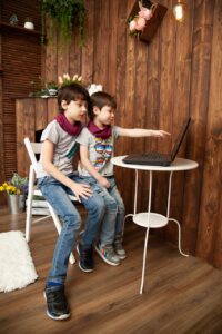 YouTubeで子ども向けの英語設定をする方法は？