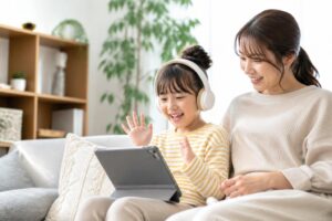子どもが英語の動画を音だけ聞く学習方法は効果がある？